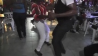 Bailando bachata callejera dominicana en pareja