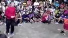 Battle de breakdance contre un enfant