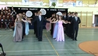 Taniec - polonez w wykonaniu uczniw Gimnazjum nr