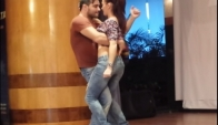 Chaves y Silvia bailando bachata sensual